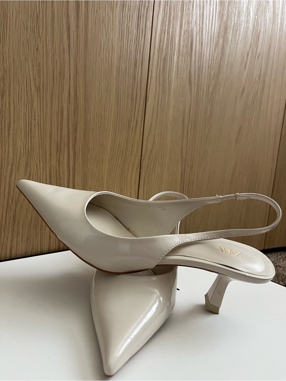 ZARA Patent Pointed-Toe Slingback Pumps in Light Beige - Picture 2 of 4